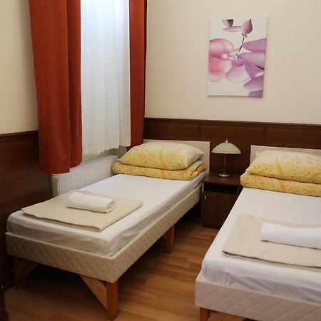 Péterfia Panzió Hotel Debrecen Exterior foto