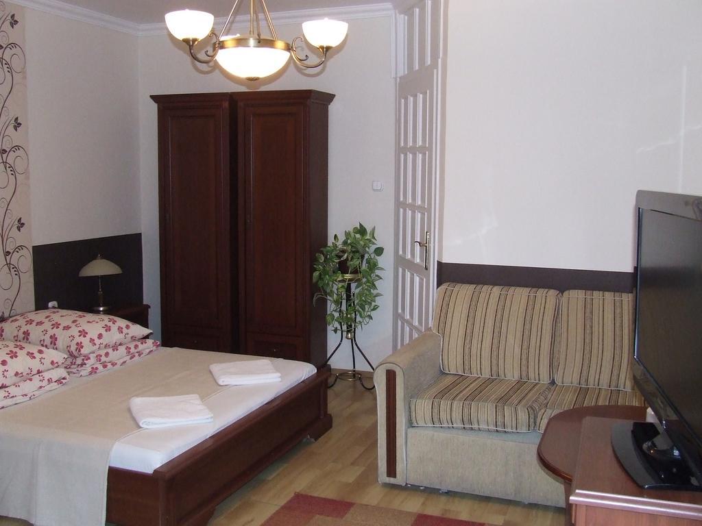 Péterfia Panzió Hotel Debrecen Exterior foto